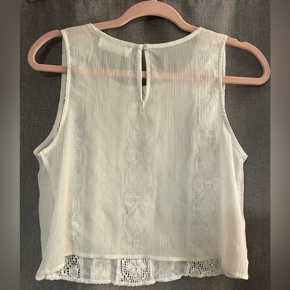 White Abercrombie top. Size XS - Picture 2 of 3